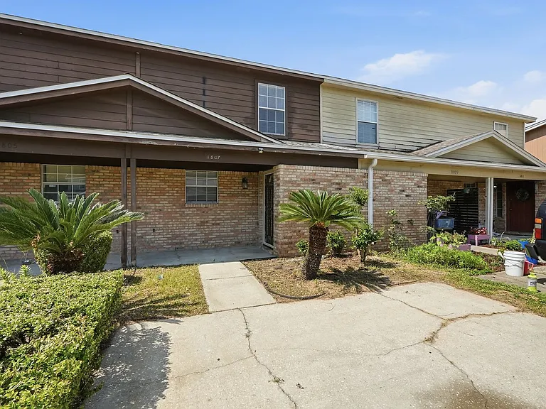 1807 Whispering Oaks Ln — Photo 2