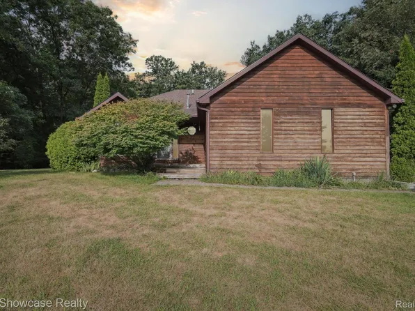 11858 Earl St, Pinckney, MI 48169