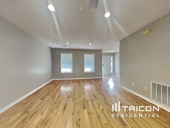 3rd image of 121 Crown Oaks Dr