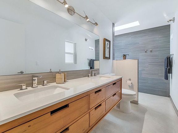 5th image of 1029 E Village Circle Dr N