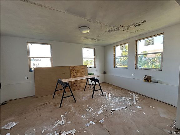 4th image of 6691 Benedict Rd