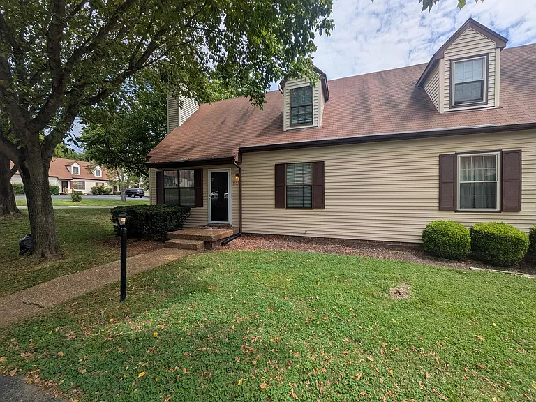1107 Quail Ct W — Photo 1