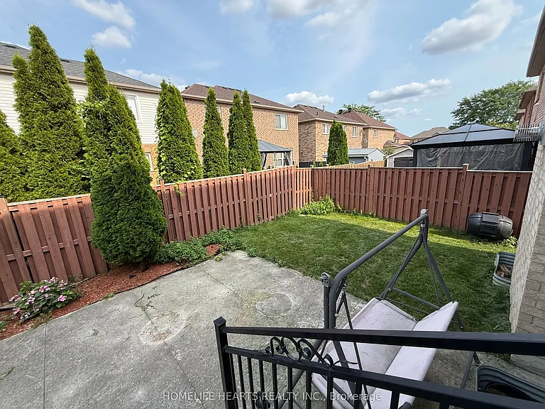 55 Queen Mary Dr — Photo 12