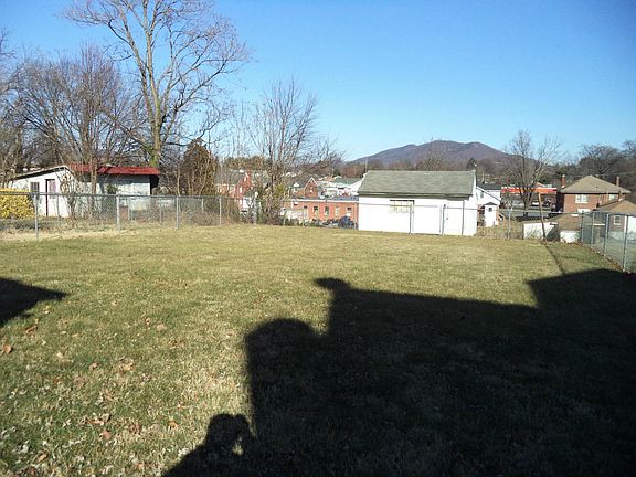 3rd image of 3723 Round Hill Ave NW