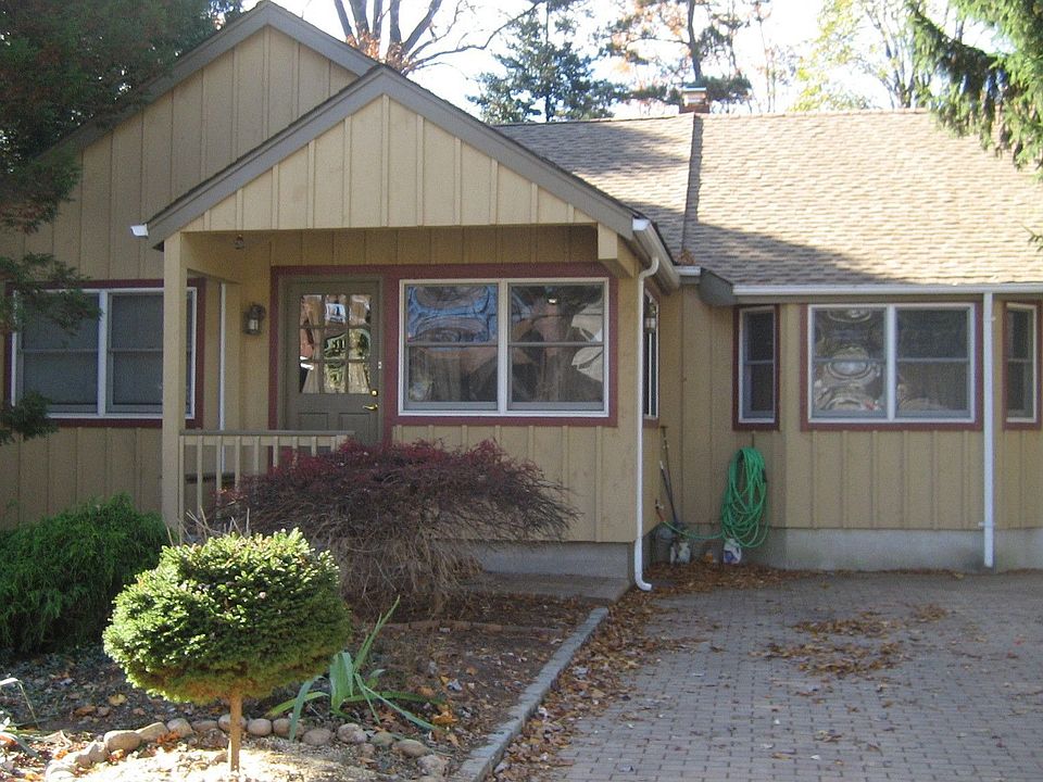 2nd image of 814 Washington Dr