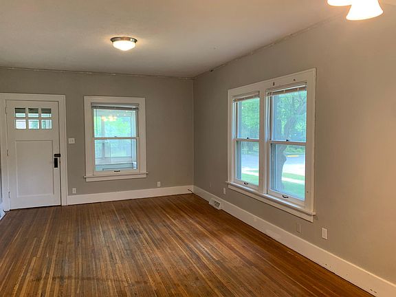 4th image of 427 Lynn Ave