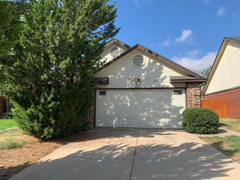 1st image of 942 Boxwood Dr