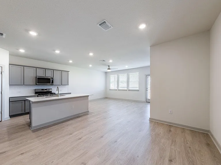 2416 Tucker Ln — Photo 4