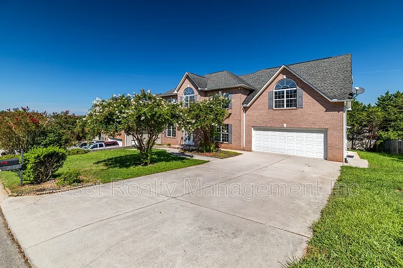 6 bed, 4.5 bath, 5100 sqft, $4,995 — Photo 2