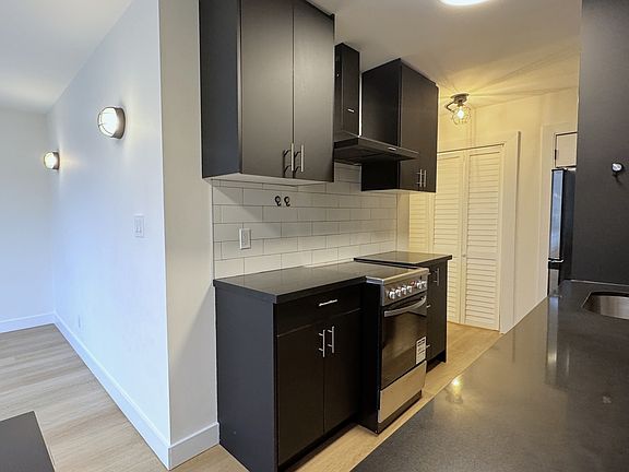4th image of 420 Eglinton Ave E #301