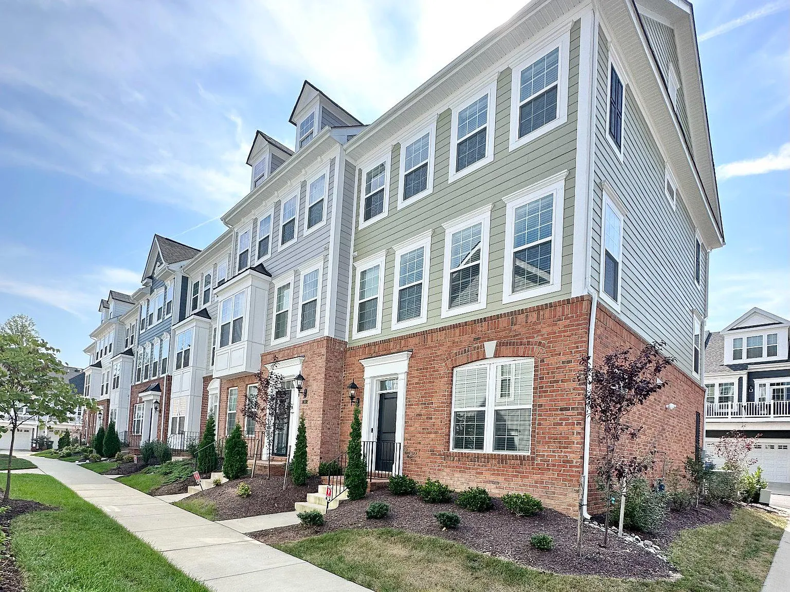 3 bed, 4.0 bath, 2024 sqft, $3,200 — Photo 4