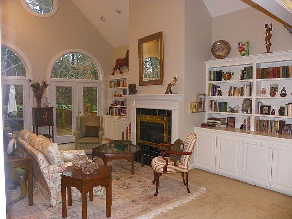 2nd image of 302 Carriage Dr