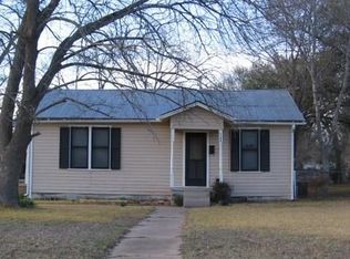724 W 8th St, Taylor, TX 76574