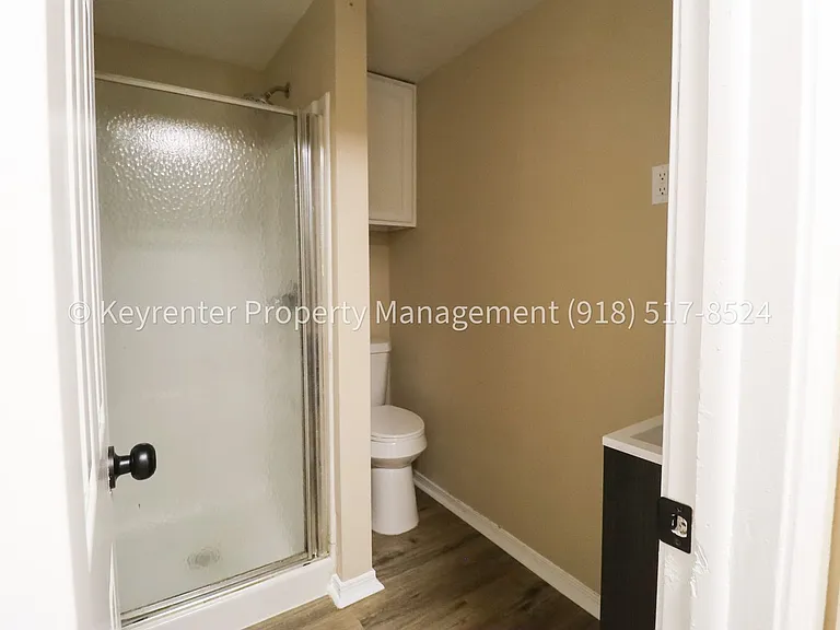 504 W Chestnut St — Photo 17