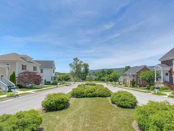 3rd image of 1712 Honeysuckle Dr