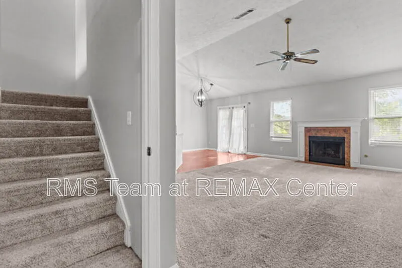 4 bed, 2.0 bath, 1985 sqft, $2,400 — Photo 3