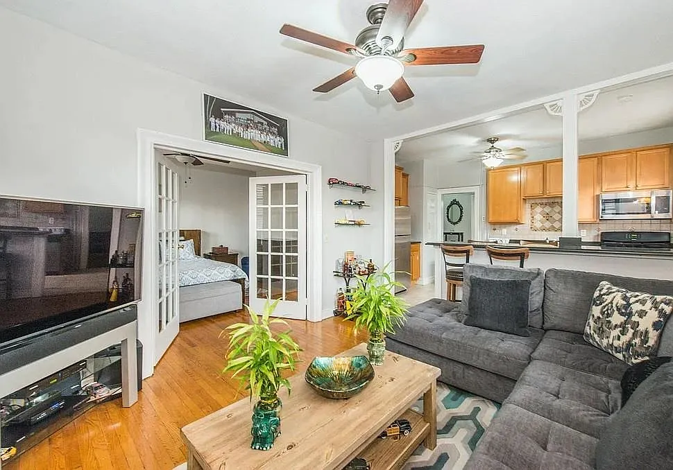 2 bed, 1.0 bath, 900 sqft, $2,350 — Photo 1