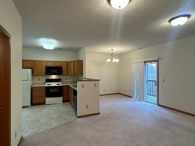 2714 Wyndham Ct — Photo 2