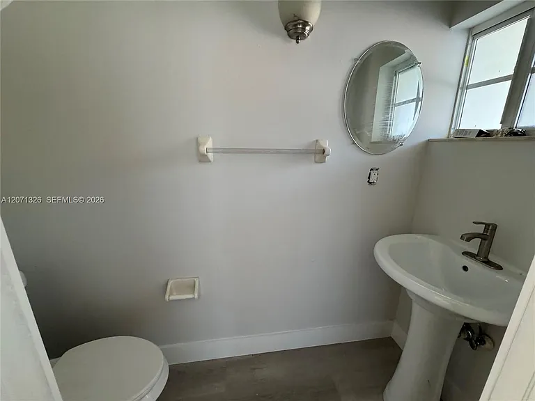 5736 Tyler St — Photo 5