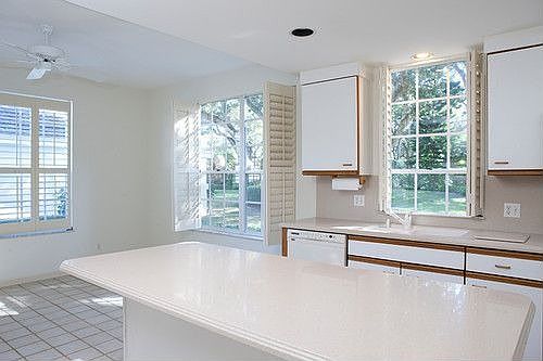 3rd image of 100 Sable Oak Ln APT 101