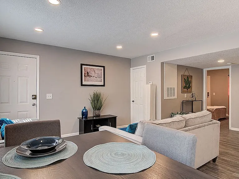 Cambridge Apartments — Photo 15