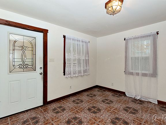 3rd image of 1613 Brentwood Dr