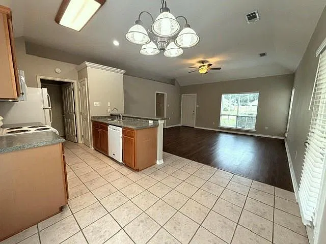 3 bed, 1250 sqft, $1,800 — Photo 4