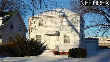 1521 E 196th St photo 1