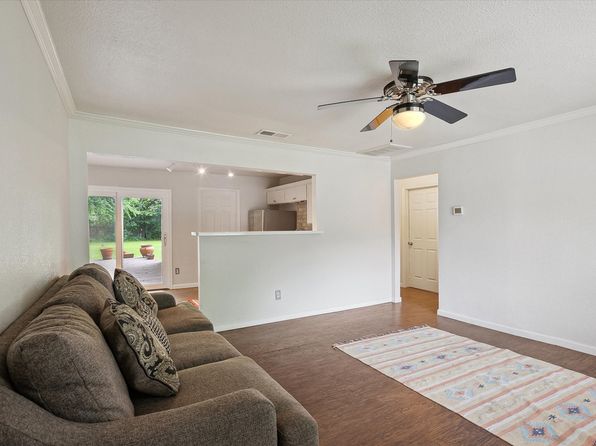 312 Willow St, Hurst, TX 76053