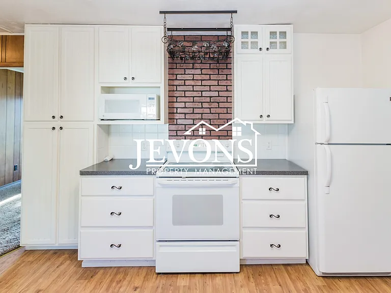 913 N 16th Ave — Photo 3