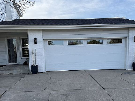 DBL car garage/side entrance