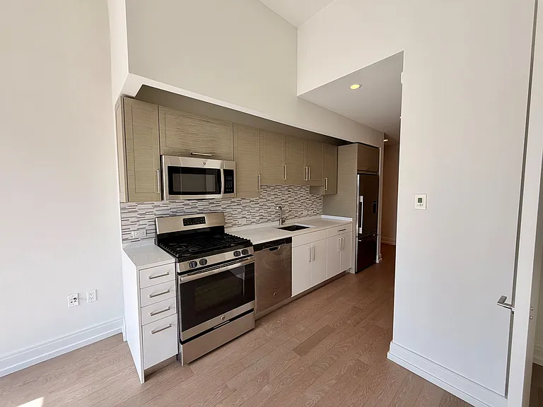 555 10th Ave #20C — Photo 4