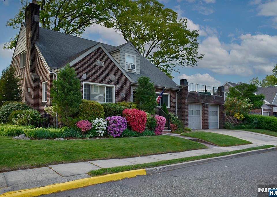 1st image of 585 Monroe Pl