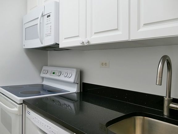 3rd image of 211 W 56th St APT 16M