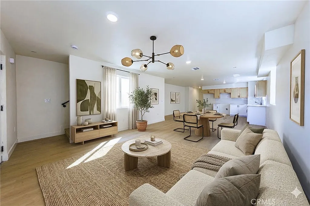 5 bed, 2137 sqft, $3,662 — Photo 3