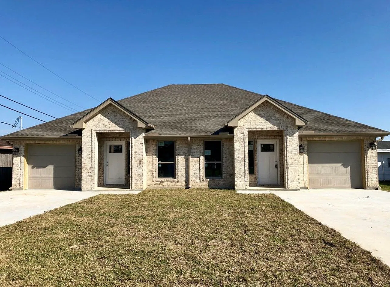 3 bed, $1,900 — Photo 1