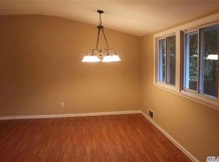 327 Old Town Rd, East Setauket, NY 11733