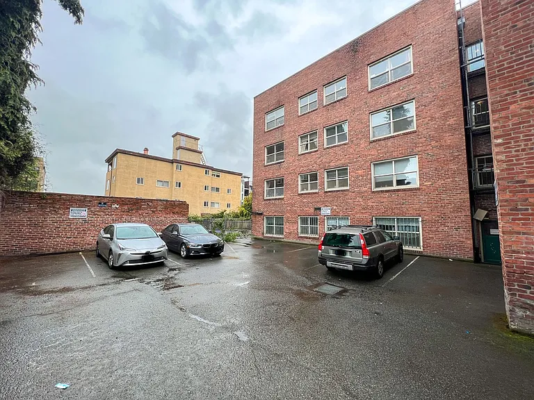Belmont Apartments — Photo 22