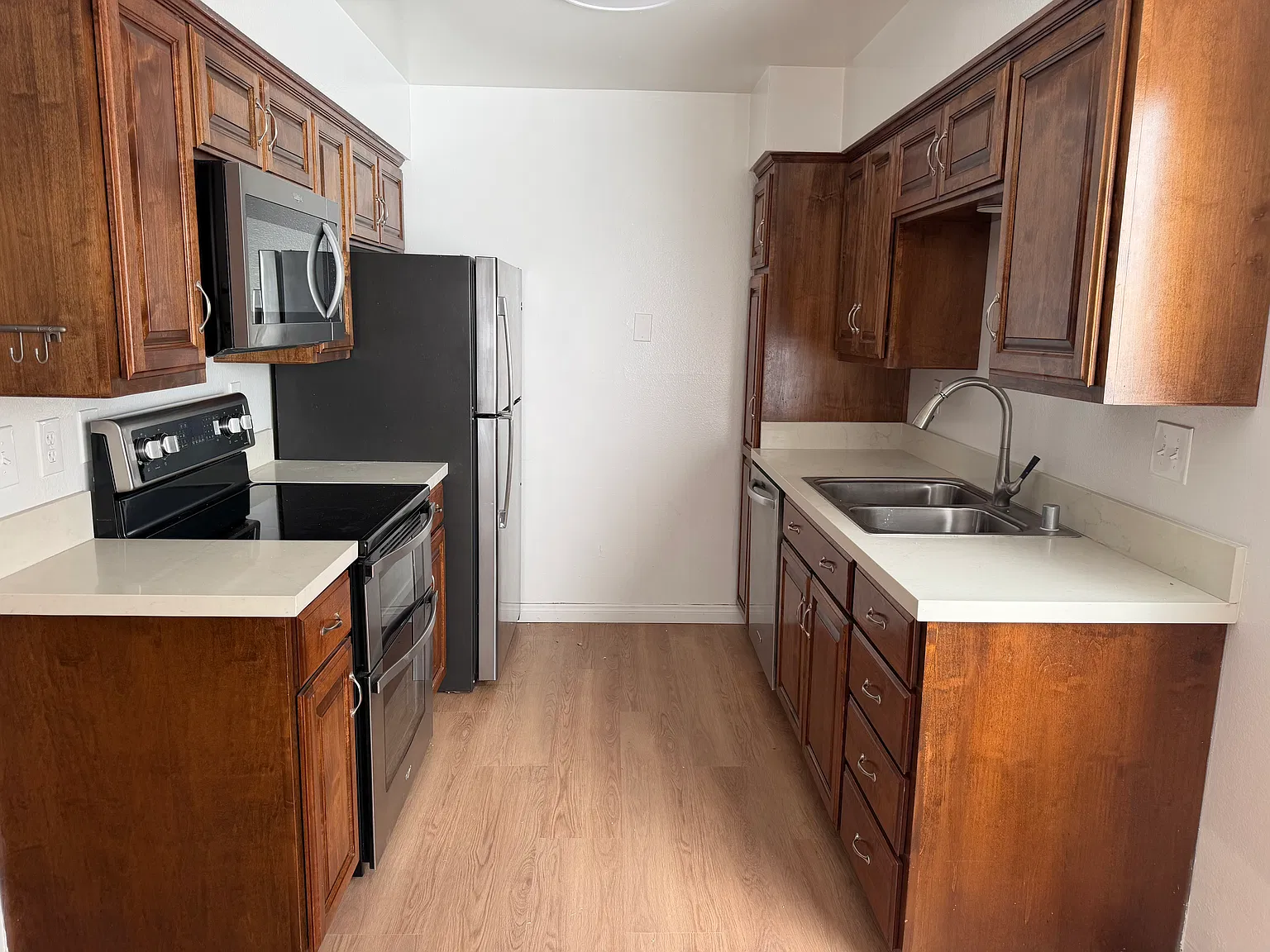 2 bed, 1000 sqft, $3,000 — Photo 1