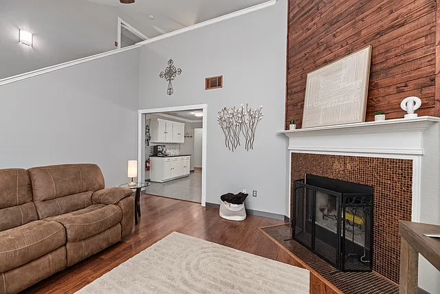 3 bed, 2400 sqft, $2,695 — Photo 4