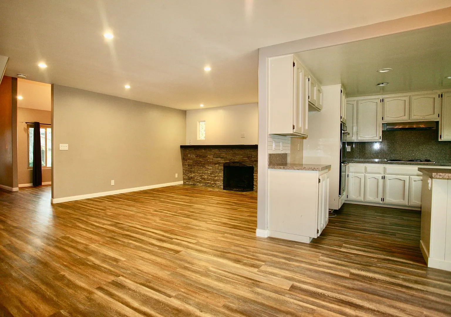 Available Now! 3br 2 1/2Ba in a Great Family Neighborhood — Photo 3