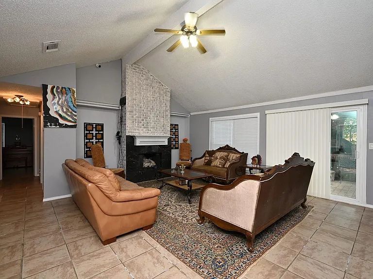 13102 Richmond Ave — Photo 29