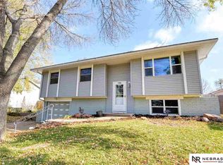 7709 Greenleaf Dr, La Vista, NE 68128