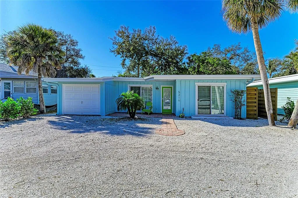 3 bed, 2.0 bath, 1290 sqft, $8,500 — Photo 3