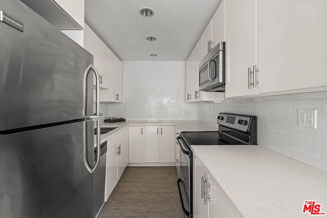 1 bed, 1.0 bath, 720 sqft, $4,000 — Photo 1