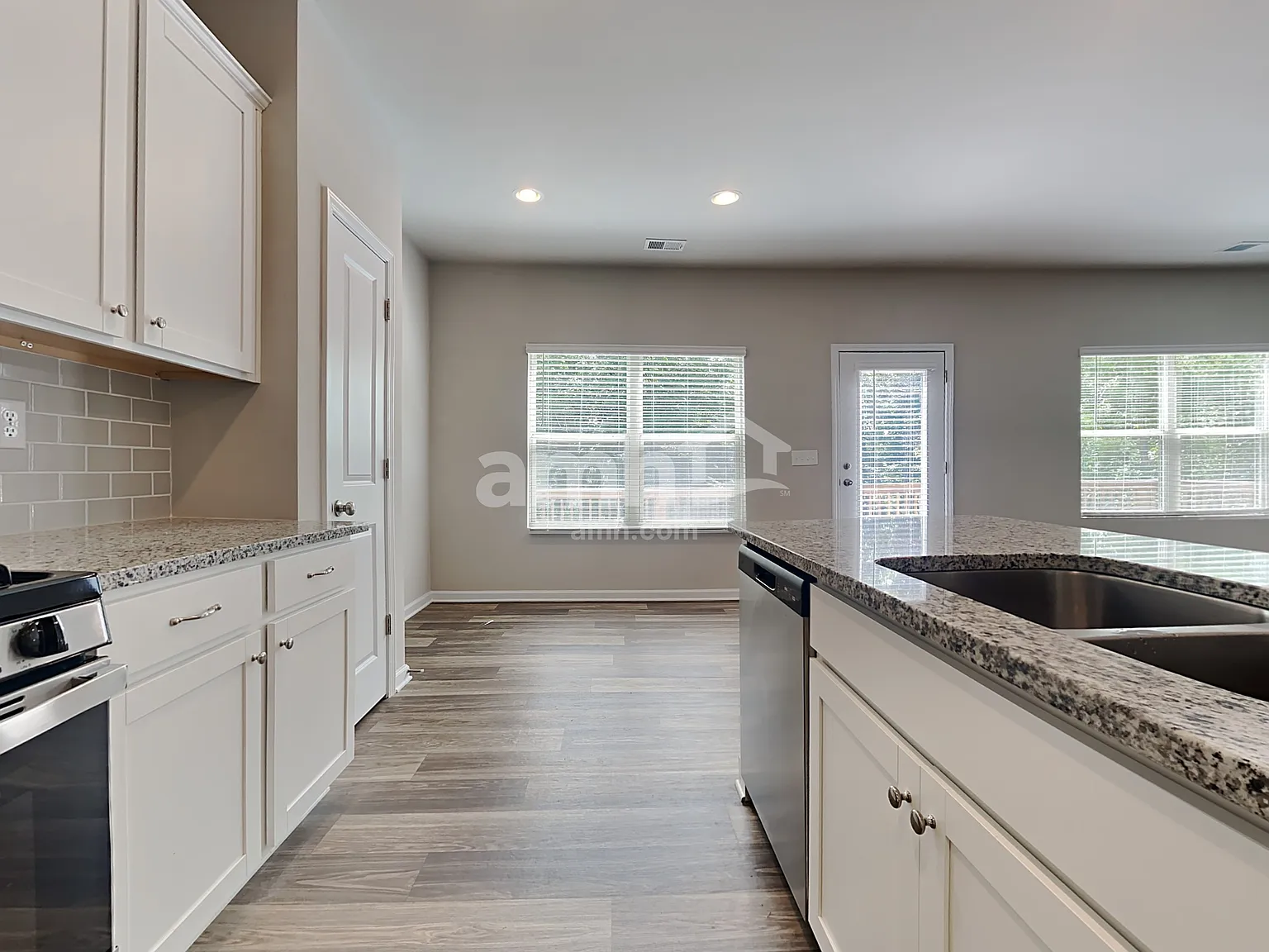 4 bed, 3.5 bath, 2368 sqft, $2,700 — Photo 4