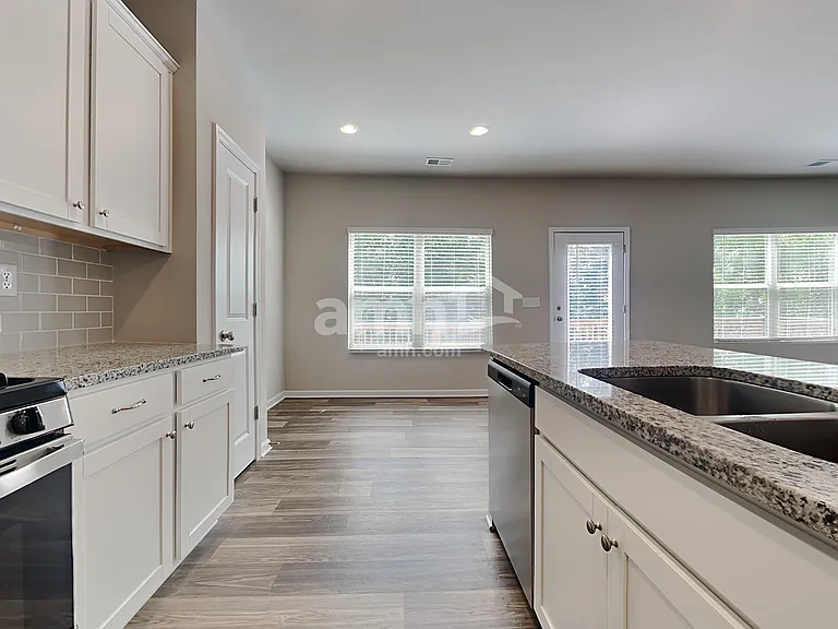338 Winston Cir — Photo 4