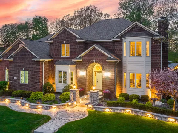 6137 Brookstone Ln, Grand Blanc, MI 48439