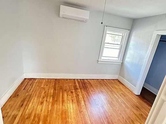4th image of 36 Vandenberg Ave Unit 2