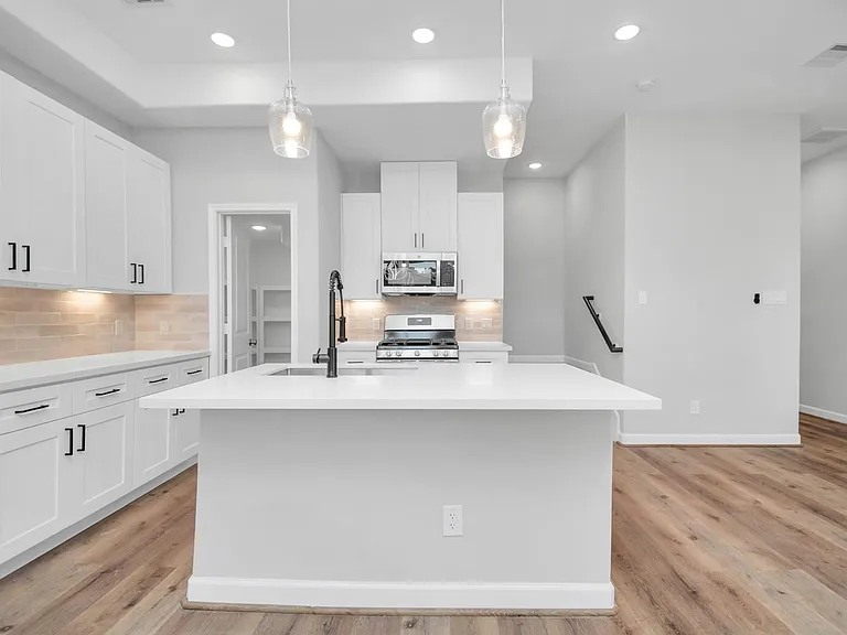 2355 Hoskins Dr — Photo 10
